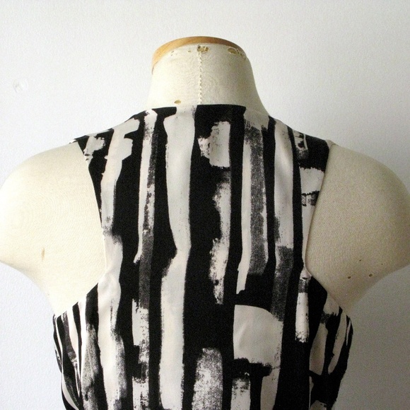 Max Azria Black & White Abstract Print Silk Wrap Blouse Size XXS - Picture 5 of 5